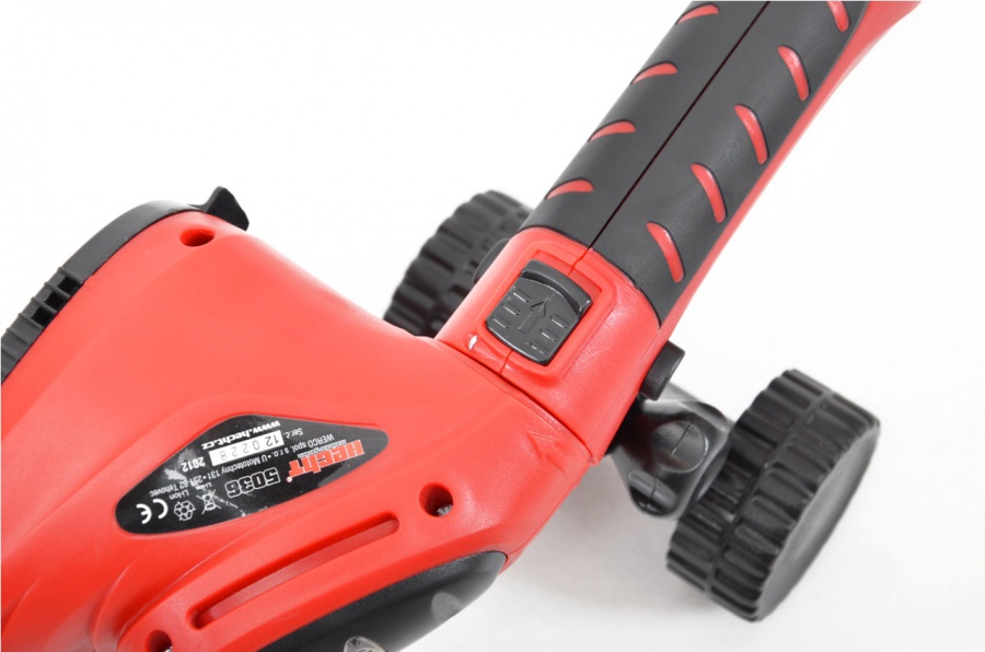 Batteridrevet gresstrimmer med teleskoph�ndtak