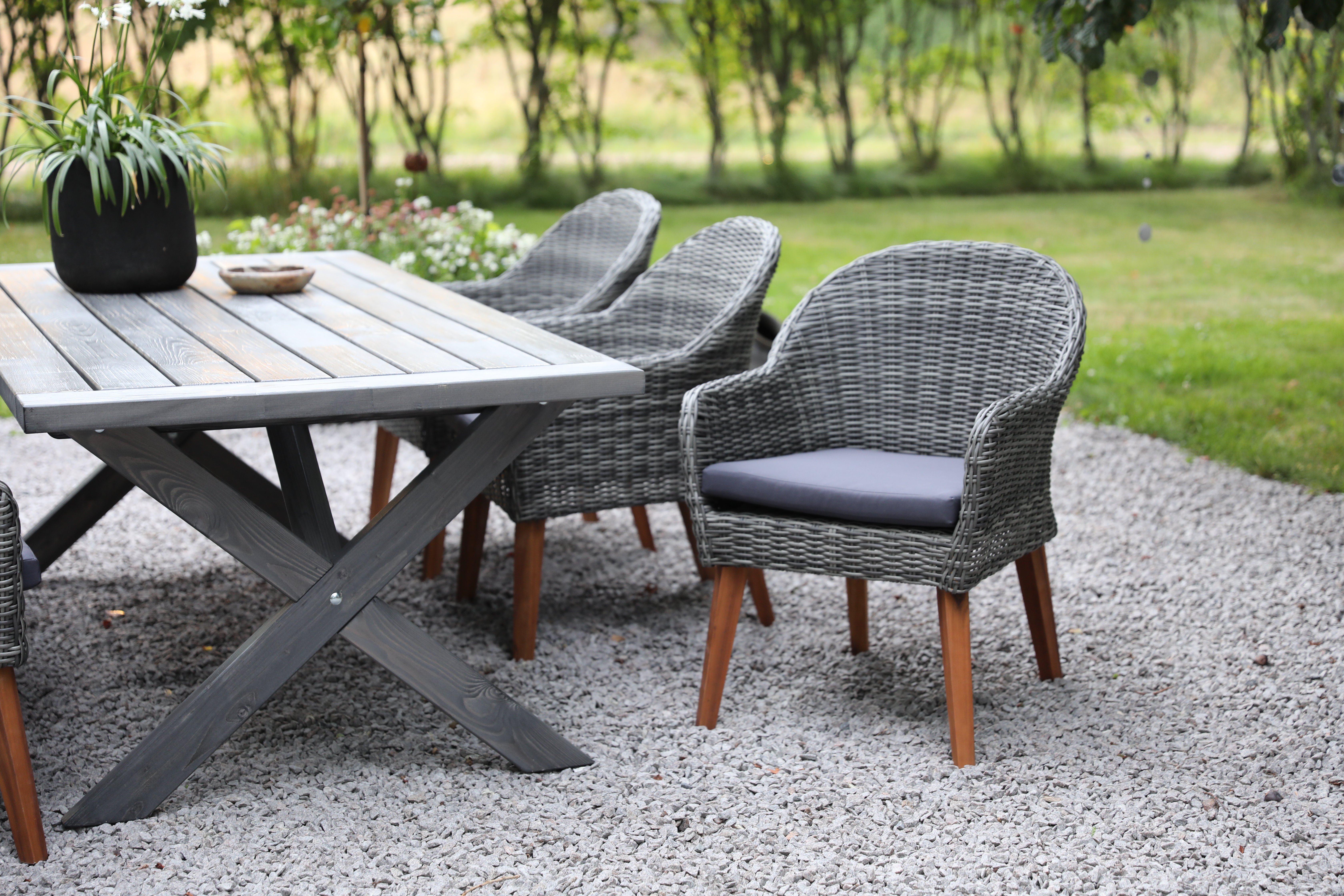Oxford utendørs spisegruppe; grått bord 220 cm inkl. 6 stk. Valetta lenestoler grå kunstrotting Oxford utendørs spisegruppe; grått bord 220 cm inkl. 6 stk. Valetta lenestoler grå kunstrotting
