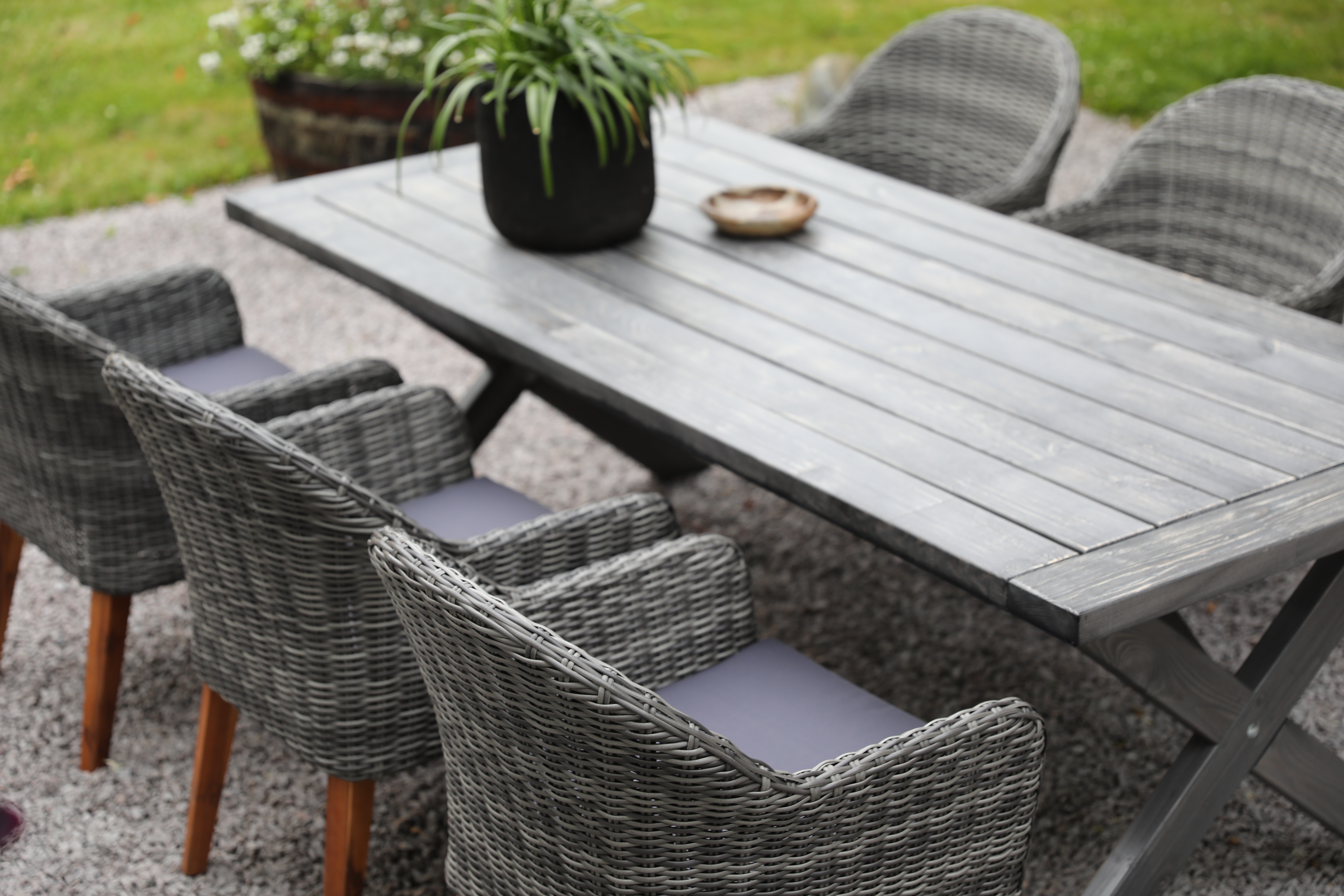 Oxford utendørs spisegruppe; grått bord 220 cm inkl. 6 stk. Valetta lenestoler grå kunstrotting Oxford utendørs spisegruppe; grått bord 220 cm inkl. 6 stk. Valetta lenestoler grå kunstrotting