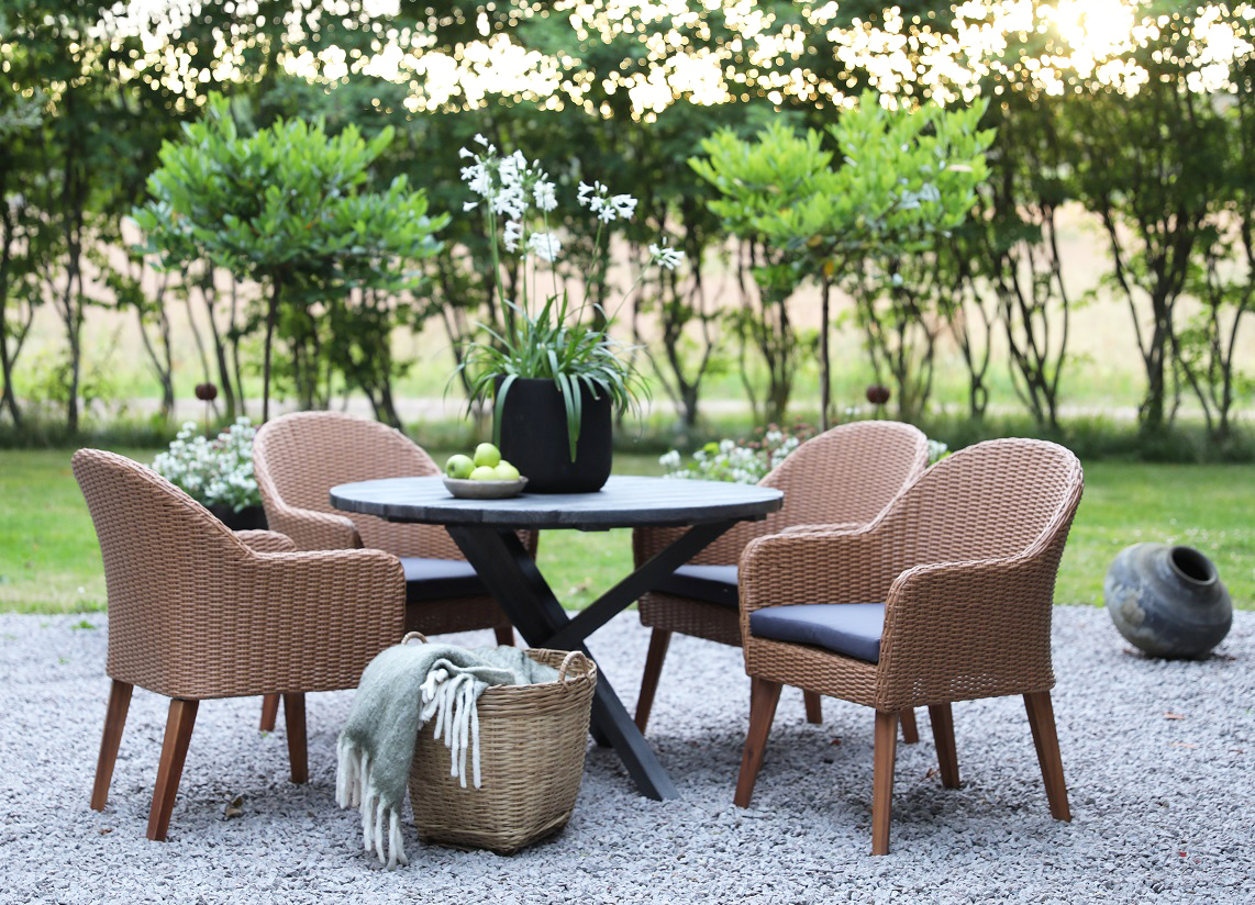 Spisegruppe Mercury: Scottsdale rundt bord inkludert 4 stk. Valetta lenestoler i naturfarget kunstrotting Spisegruppe Mercury: Scottsdale rundt bord inkludert 4 stk. Valetta lenestoler i naturfarget kunstrotting