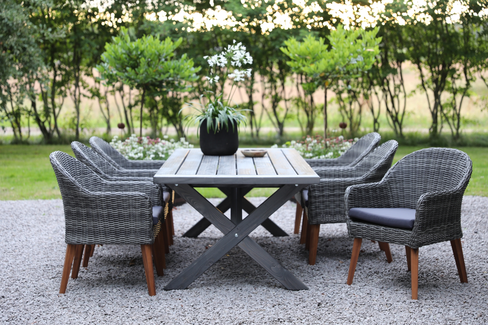 Oxford utendørs spisegruppe; grått bord 220 cm inkl. 6 stk. Valetta lenestoler grå kunstrotting Oxford utendørs spisegruppe; grått bord 220 cm inkl. 6 stk. Valetta lenestoler grå kunstrotting