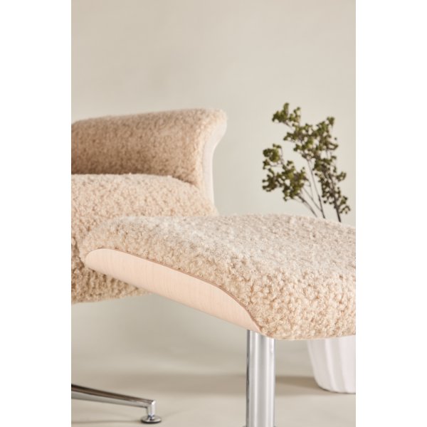 Lenestol med fotskammel Hag�n - beige teddy hvitvasket