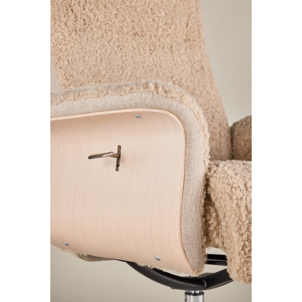 Lenestol med fotskammel Hag�n - beige teddy hvitvasket