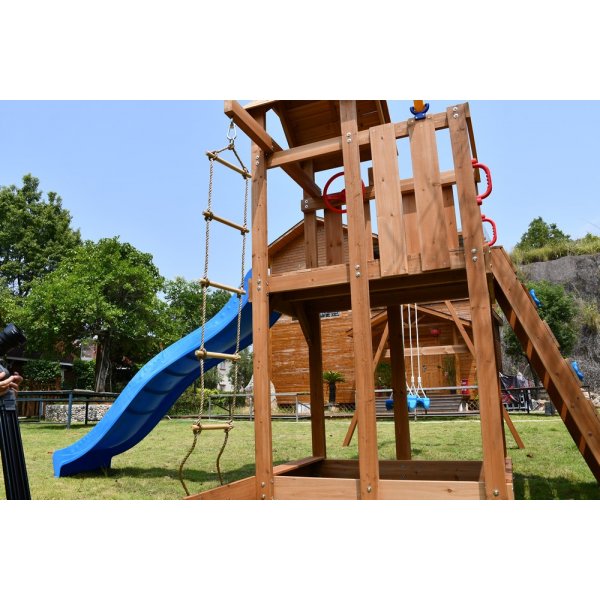 Leketårn med huskestativ og sklie Leketårn med huskestativ og sklie