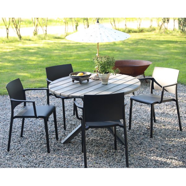 Spisegruppe Scottsdale: Rundt, grått trebord inkludert 4 stablebare Alafors karmstoler Spisegruppe Scottsdale: Rundt, grått trebord inkludert 4 stablebare Alafors karmstoler