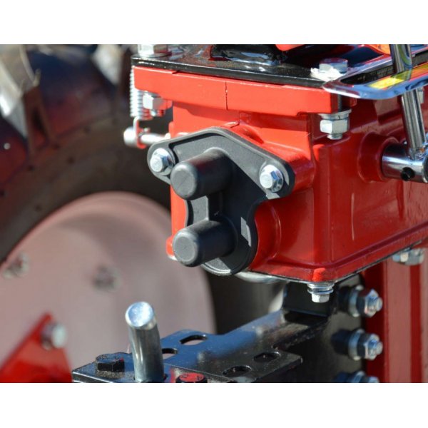 Bensindrevet jordfreser med mange tilbeh�r