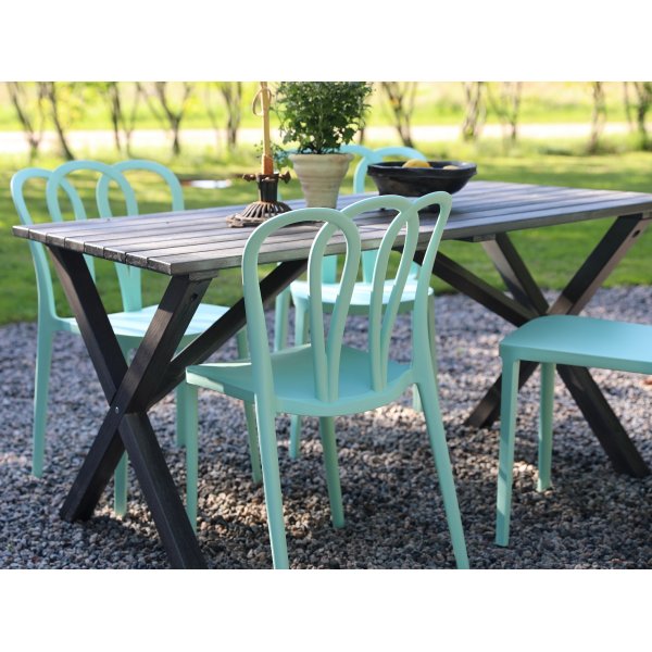 Spisegruppe Scottsdale: 150 cm gr�tt trebord inkludert 4 stk. stablebare Bally-stoler