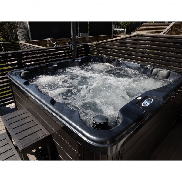 Badestamp Poseidon Blackline - 5-6 personer Badestamp Poseidon Blackline - 5-6 personer