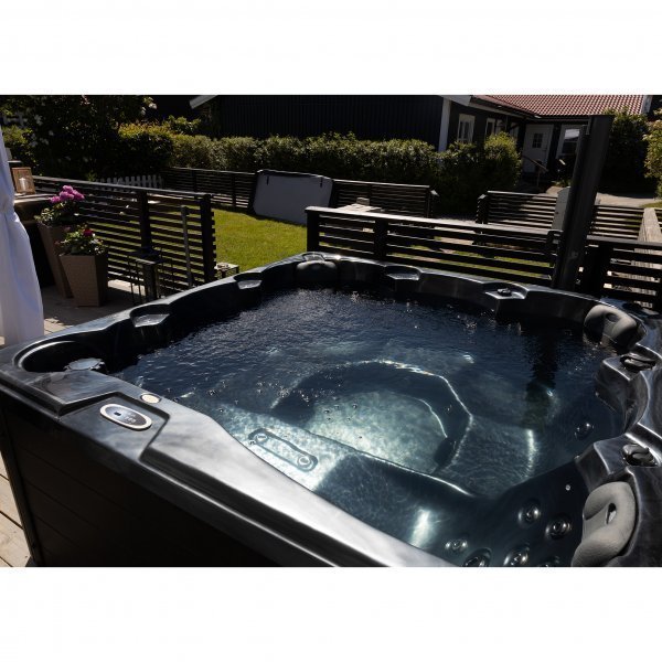 Boblebad for 5-6 personer Lucite® akryl, Gecko® sirkulasjonspumpe og Balboa® kontrollsystem 2026 - Poseidon Black Edition Boblebad for 5-6 personer Lucite® akryl, Gecko® sirkulasjonspumpe og Balboa® kontrollsystem 2026 - Poseidon Black Edition