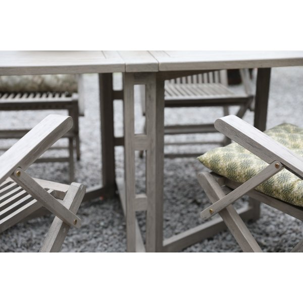 Spisegruppe Saltö grå teak: Klaffbord inkl. 4 stk. Saltö karmstoler i grå teak Spisegruppe Saltö grå teak: Klaffbord inkl. 4 stk. Saltö karmstoler i grå teak