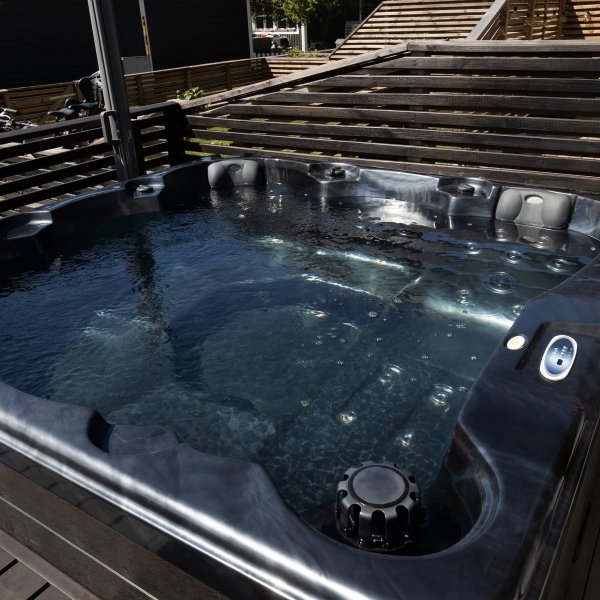 Badestamp Poseidon Blackline - 5-6 personer Badestamp Poseidon Blackline - 5-6 personer