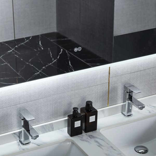 Baderomsspeil 140 x 100 cm med LED-belysning og antidugg Baderomsspeil 140 x 100 cm med LED-belysning og antidugg