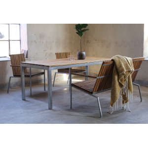 Matgruppe Alva: Spisebord med 2 stk. Alva stoler + 1 stk. Alva sofa - Teak / Galvanisert stål Matgruppe Alva: Spisebord med 2 stk. Alva stoler + 1 stk. Alva sofa - Teak / Galvanisert stål