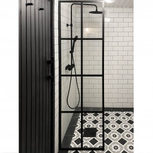 Dusjvegg 60200 cm - svarte stenger og 6 mm sikkerhetsglass