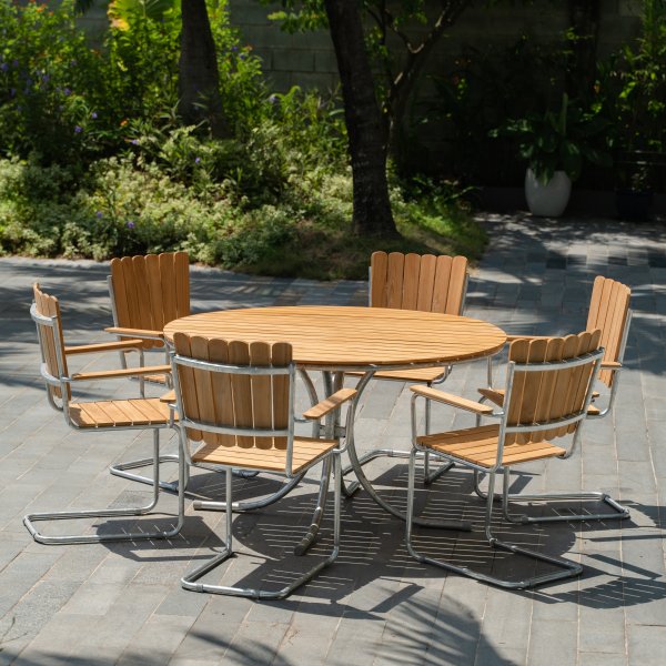 Mllan utegruppe i teak: 6 lenestoler med spisebord 130 cm