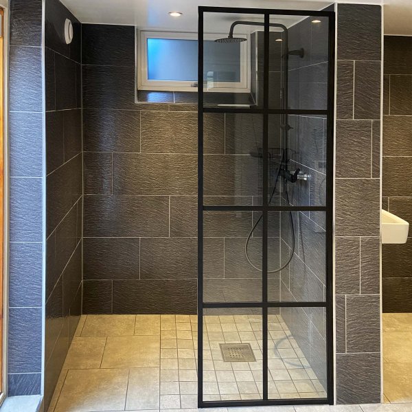 Dusjvegg 70200 cm - svarte stenger og 6 mm sikkerhetsglass