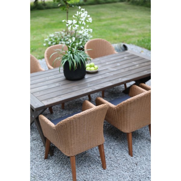 Oxford utendørs spisegruppe; brunt bord 220 cm inkl. 6 stk. Valetta lenestoler naturfarget kunstrotting Oxford utendørs spisegruppe; brunt bord 220 cm inkl. 6 stk. Valetta lenestoler naturfarget kunstrotting