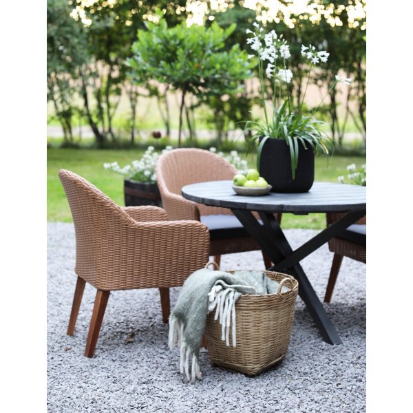 Spisegruppe Mercury: Scottsdale rundt bord inkludert 4 stk. Valetta lenestoler i naturfarget kunstrotting Spisegruppe Mercury: Scottsdale rundt bord inkludert 4 stk. Valetta lenestoler i naturfarget kunstrotting