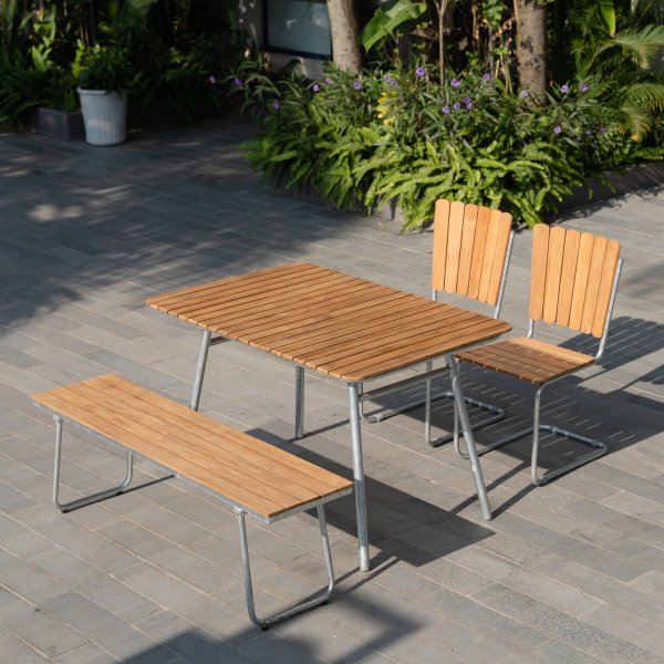 Mllan utegruppe i teak: 2 stoler med benk og spisebord 120x80 cm + Rengjringsspray for utembler