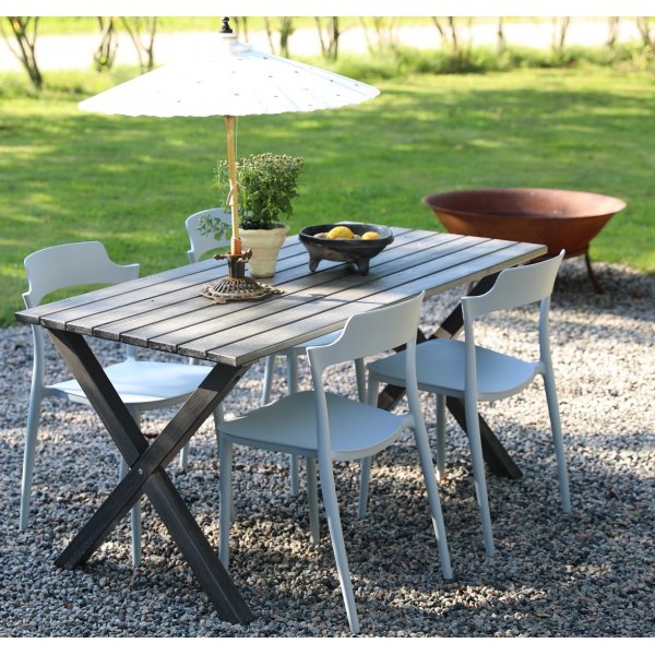 Spisegruppe Scottsdale: 150 cm grtt trebord inkludert 4 stk. stablebare Abbe-stoler