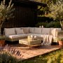 Stor utend�rs hj�rnesofa med bord | Loungesett i kunstrotting | Kremfarget