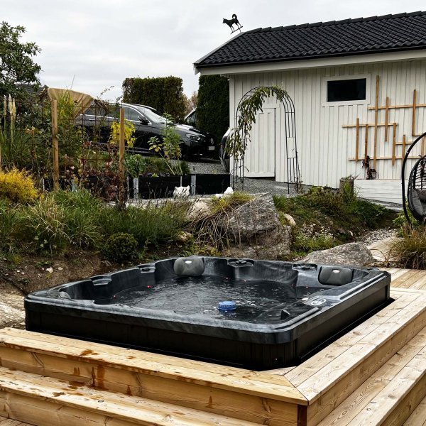 Boblebad for 5-6 personer Lucite® akryl, Gecko® sirkulasjonspumpe og Balboa® kontrollsystem 2026 - Poseidon Black Edition Boblebad for 5-6 personer Lucite® akryl, Gecko® sirkulasjonspumpe og Balboa® kontrollsystem 2026 - Poseidon Black Edition