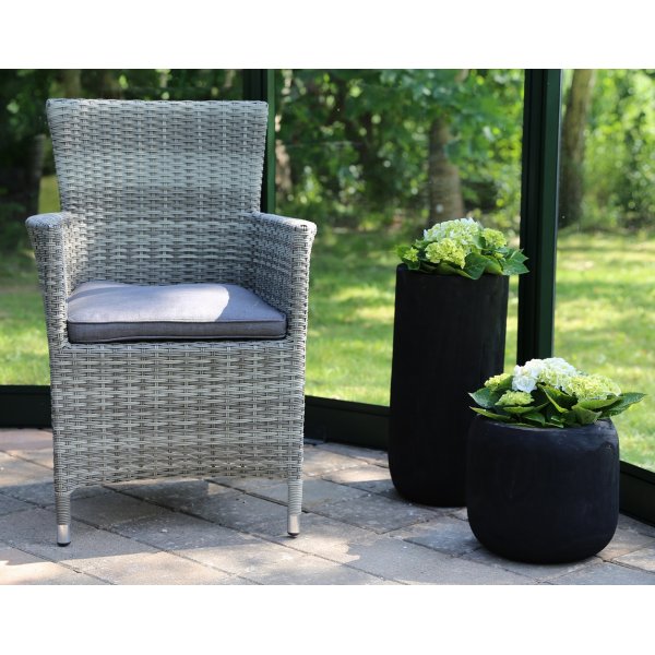 Laxbäcken lenestol i kunstrottning med pute - Grå Laxbäcken lenestol i kunstrottning med pute - Grå