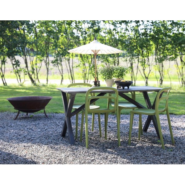 Spisegruppe Scottsdale: 150 cm grtt trebord inkludert 4 stk Nordan stablebare stoler