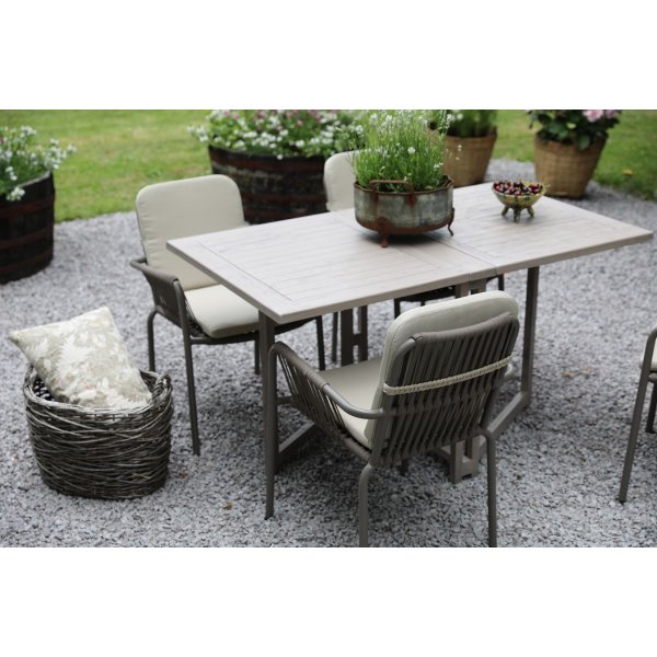 Spisegruppe Saltö grå teak: Klaffbord inkl. 4 stk. grå Lincoln-karmstoler Spisegruppe Saltö grå teak: Klaffbord inkl. 4 stk. grå Lincoln-karmstoler