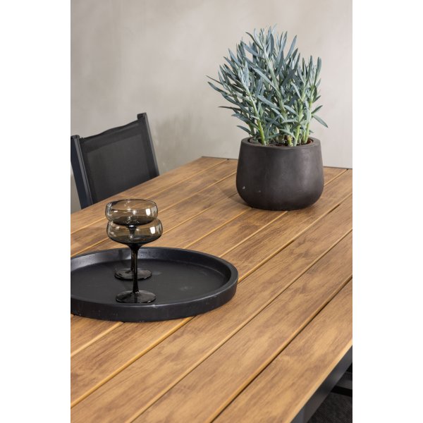 Matvaregruppen i Chania; 6 Copacabana-stoler med spisebord 205 x 90 cm - Svart/natur + Tekstilimpregnering for utembler