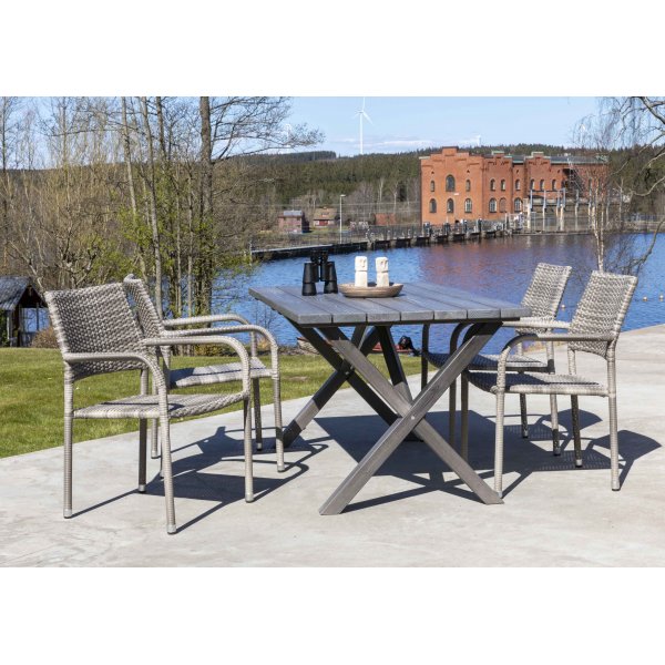 Scottsdale utespisegruppe med 4 stk karmstoler (stablebare) og spisebord 150 cm - Grå Scottsdale utespisegruppe med 4 stk karmstoler (stablebare) og spisebord 150 cm - Grå