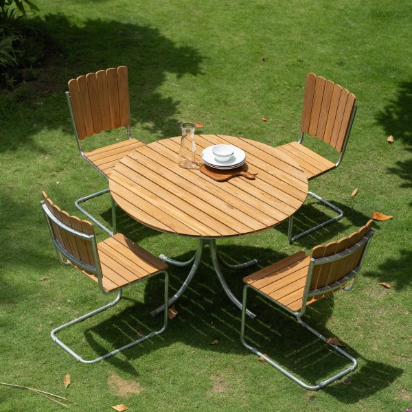 Mllan utegruppe i teak: 4 stoler med spisebord 110 cm